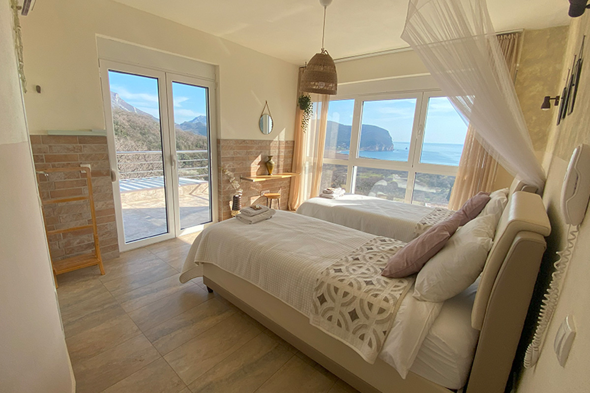 Read more about the article Room 5  – Seaview Ensuite with balcony