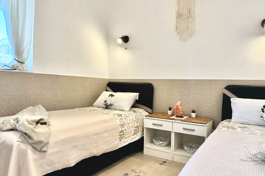 Room 1 (12)