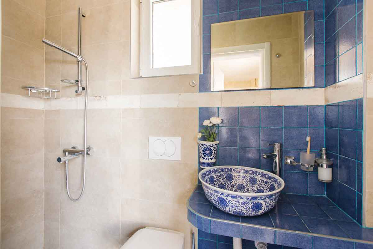 Room-6-bathroom-mahakala-center